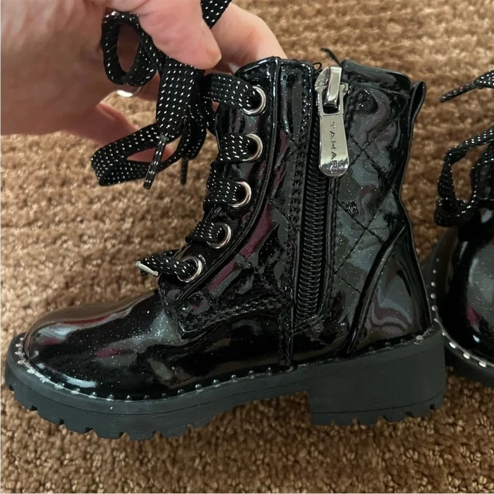 Bundle of 3 Pairs of Girls Shoes Slippers, Combat Boots, Jellies Size 18-24M/5